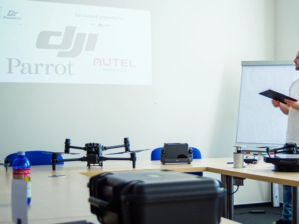 Drony dobývají pracovní trh: Jak mění běžné profese?